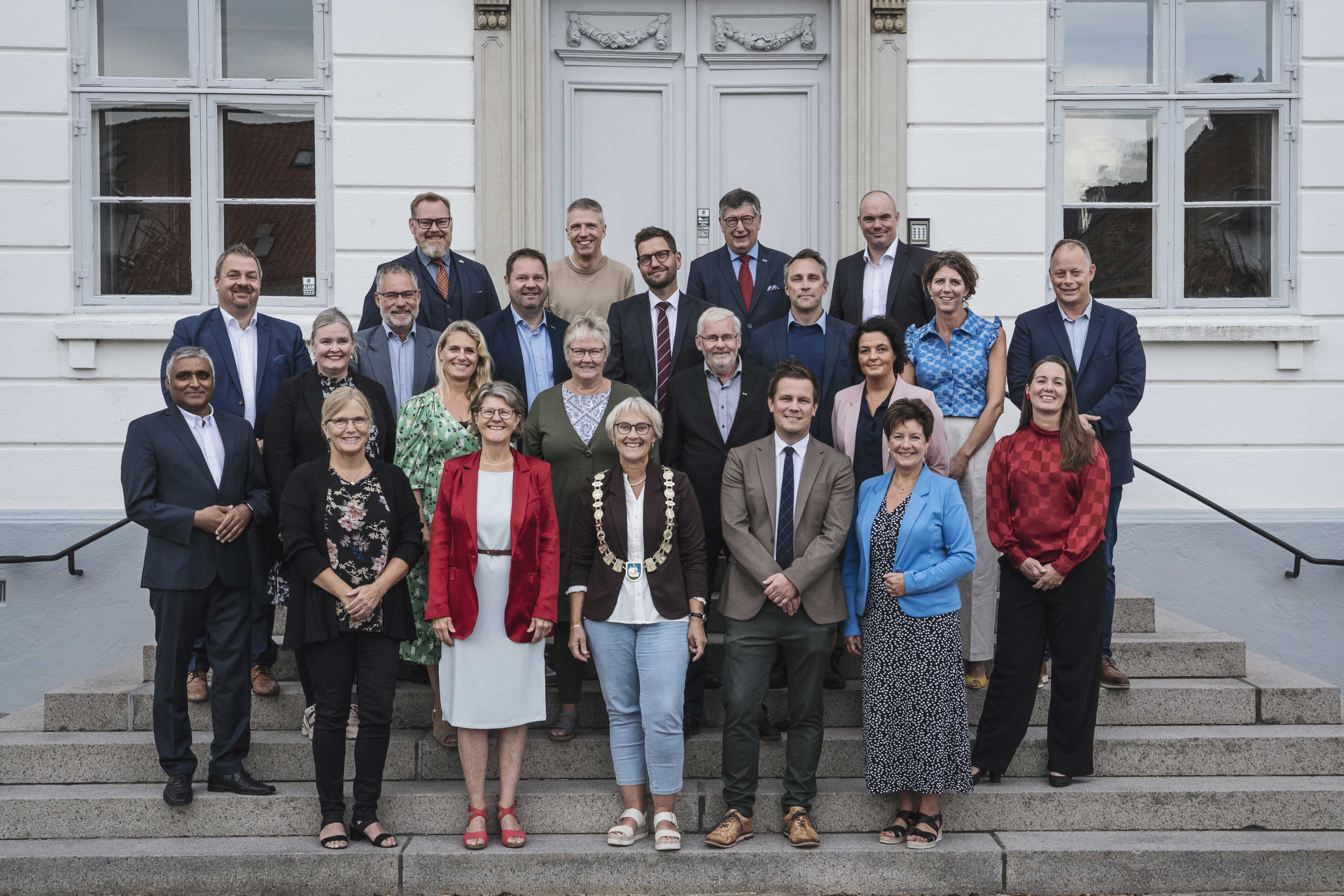 Kommunalbestyrelsen på trappen foran Bogense Rådhus