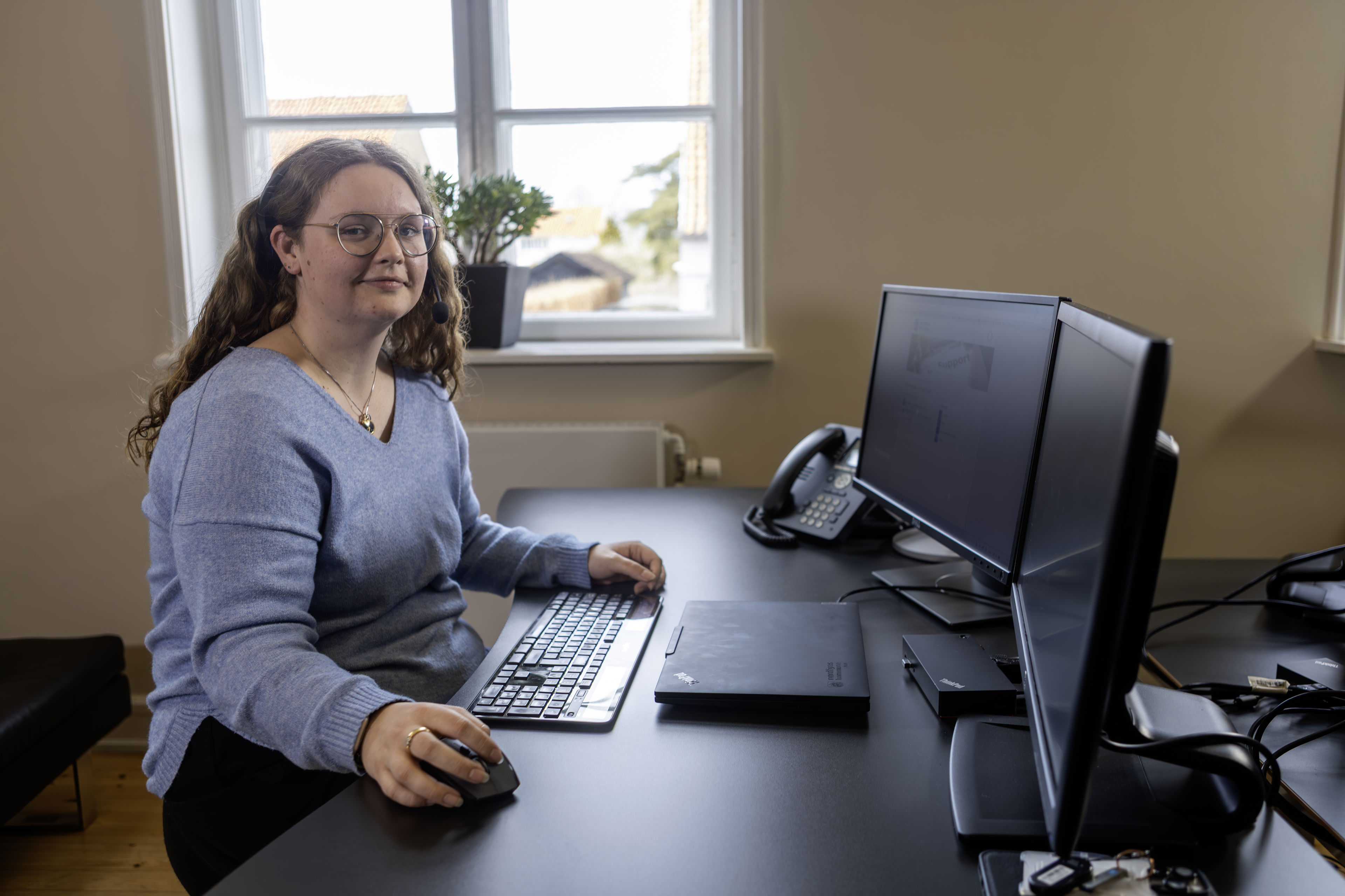 Medarbejder sidder klar ved telefonen