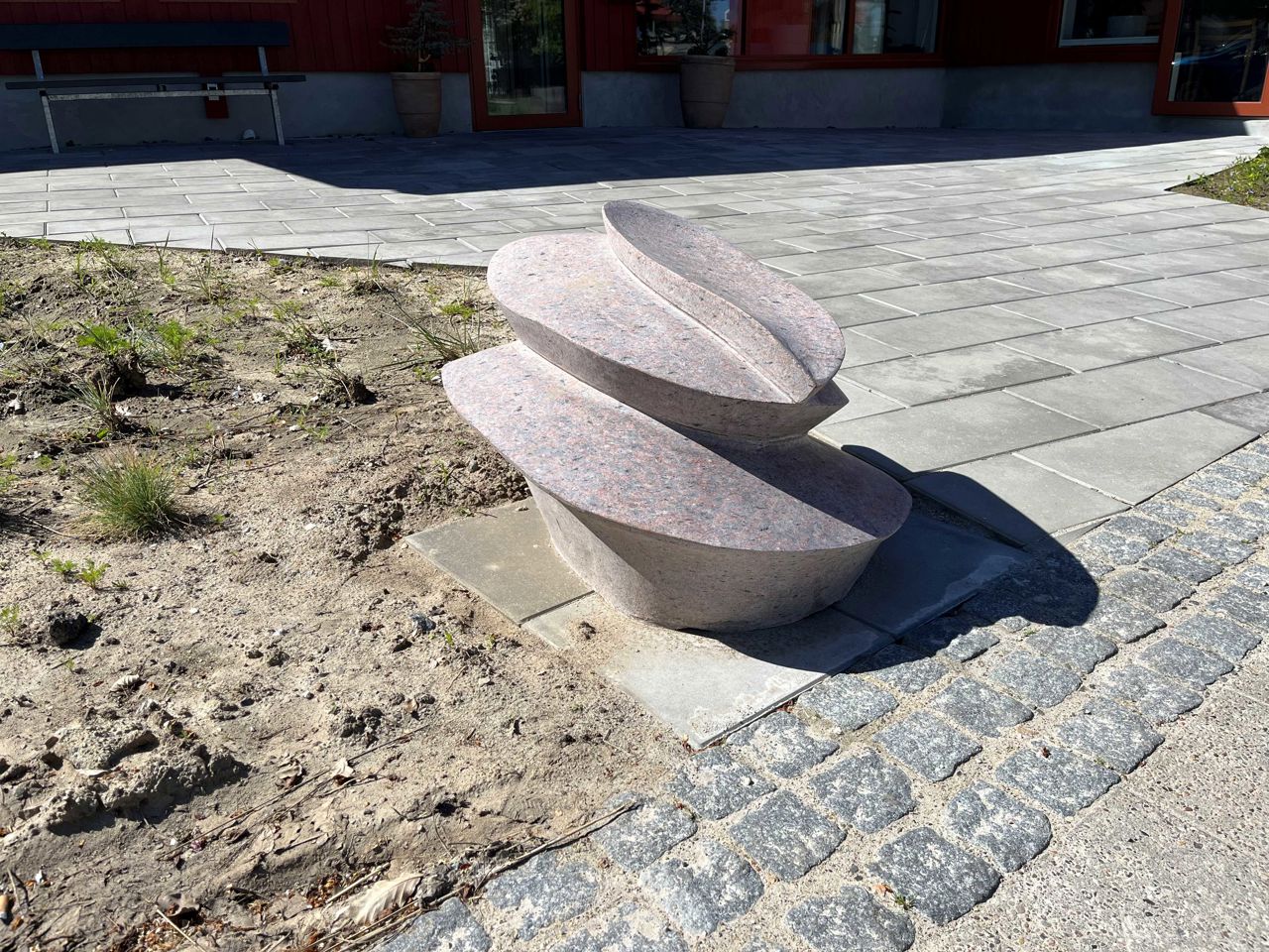 Fotoet viser skulpturen ved indgangspartiet til seniorhuset