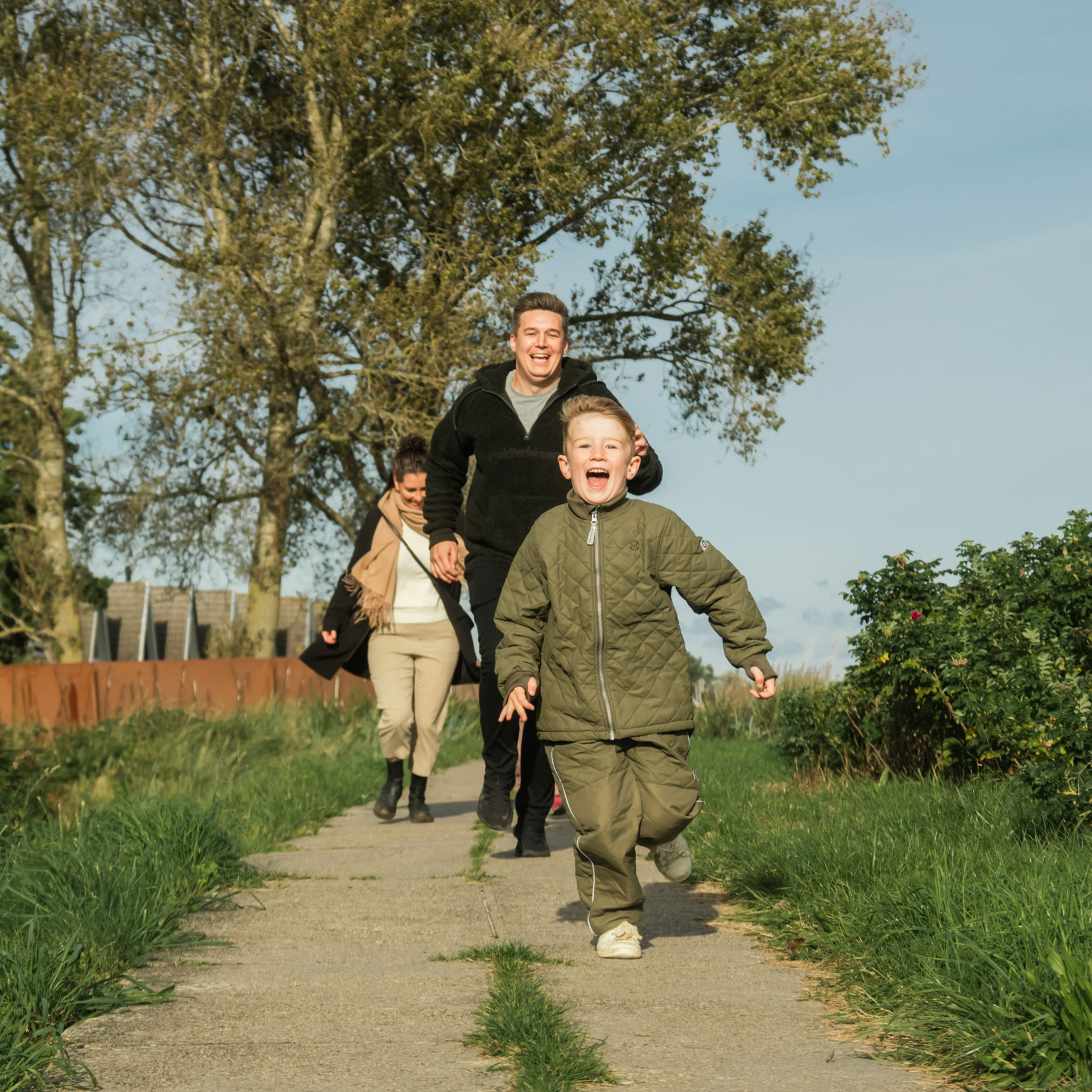 Familie, der løber langs diget ved Hasmark Strandoase
