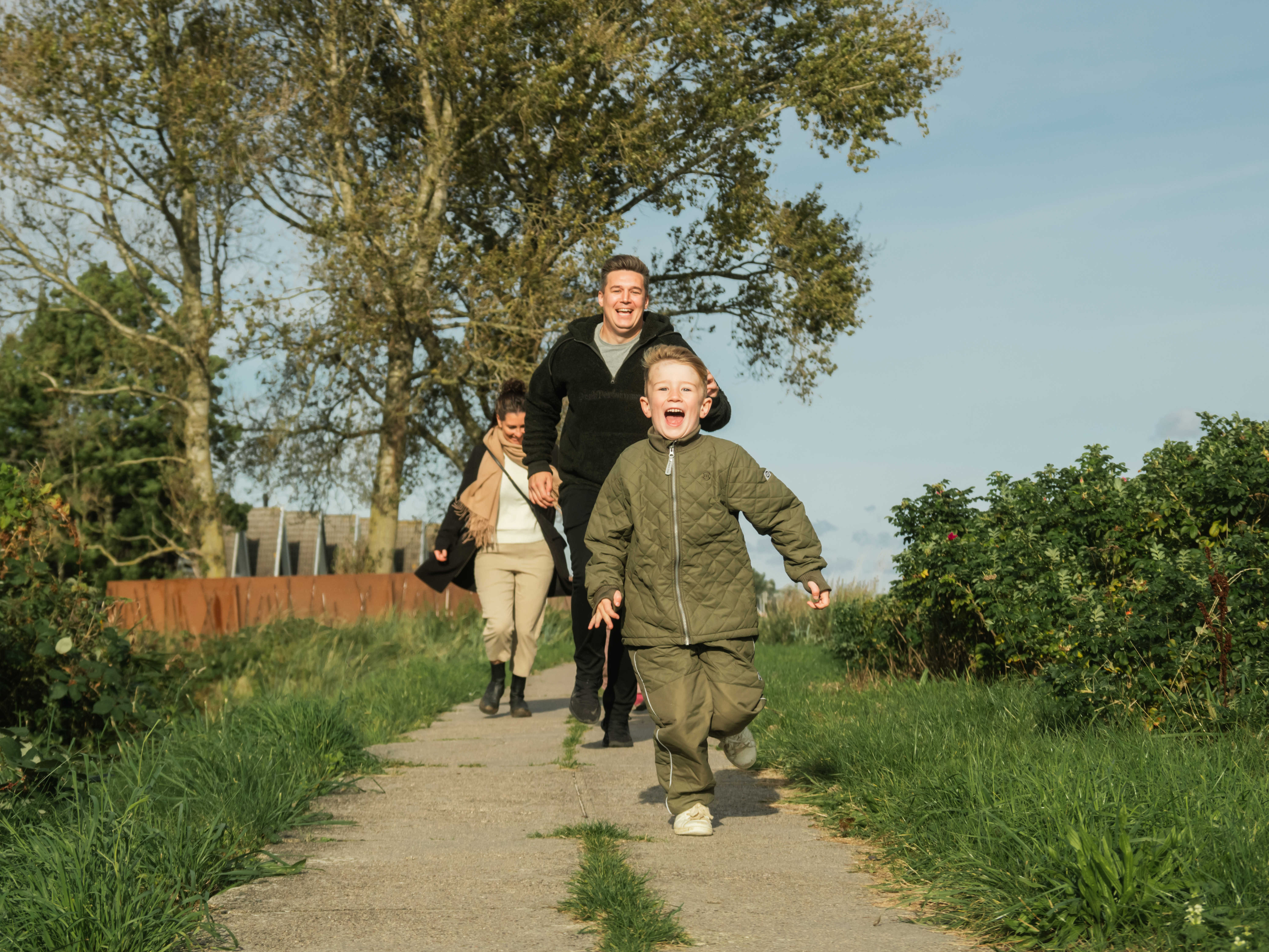 Familie, der løber langs diget ved Hasmark Strandoase