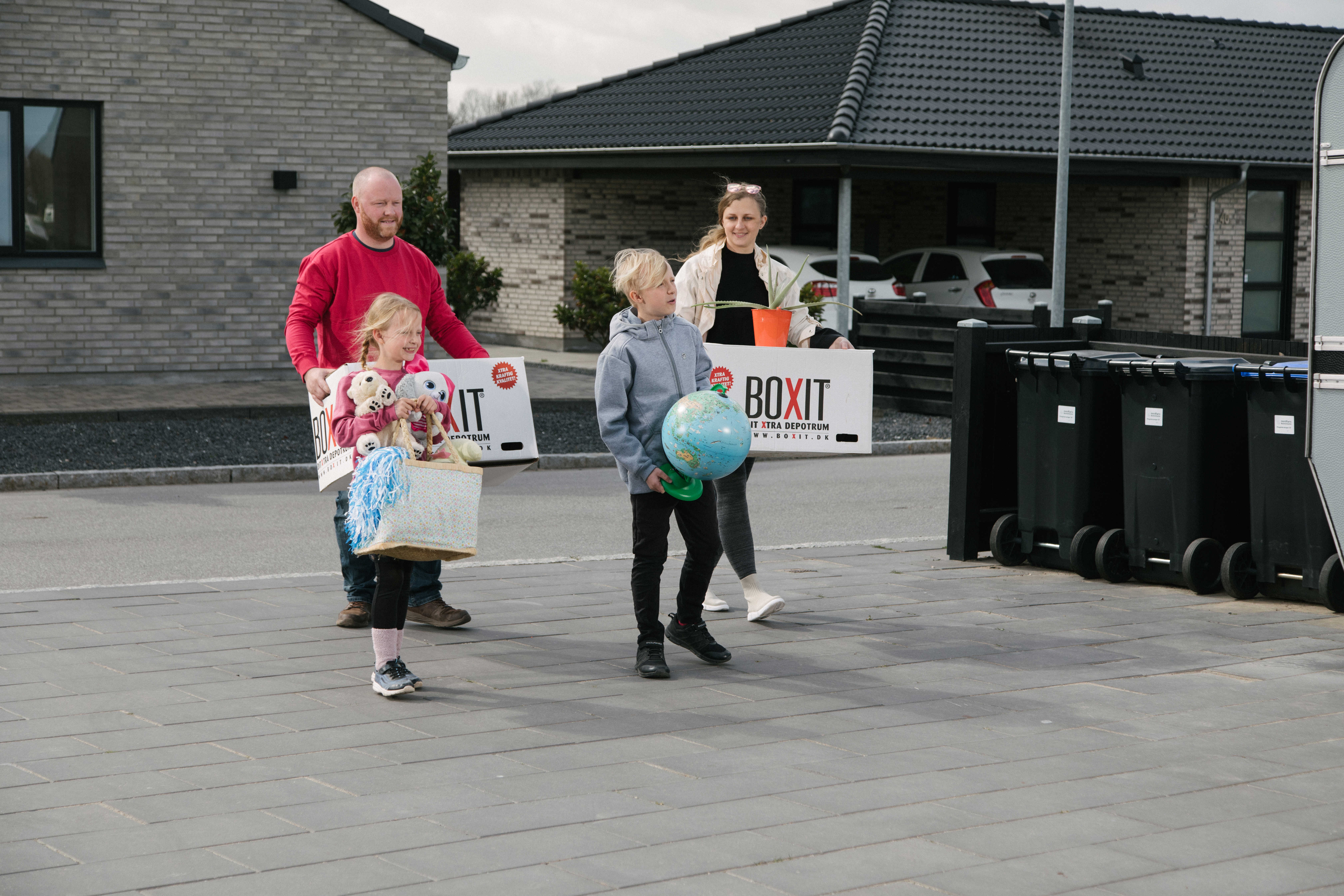 Nybyggerfamilie fra Søndersø med flyttekasser