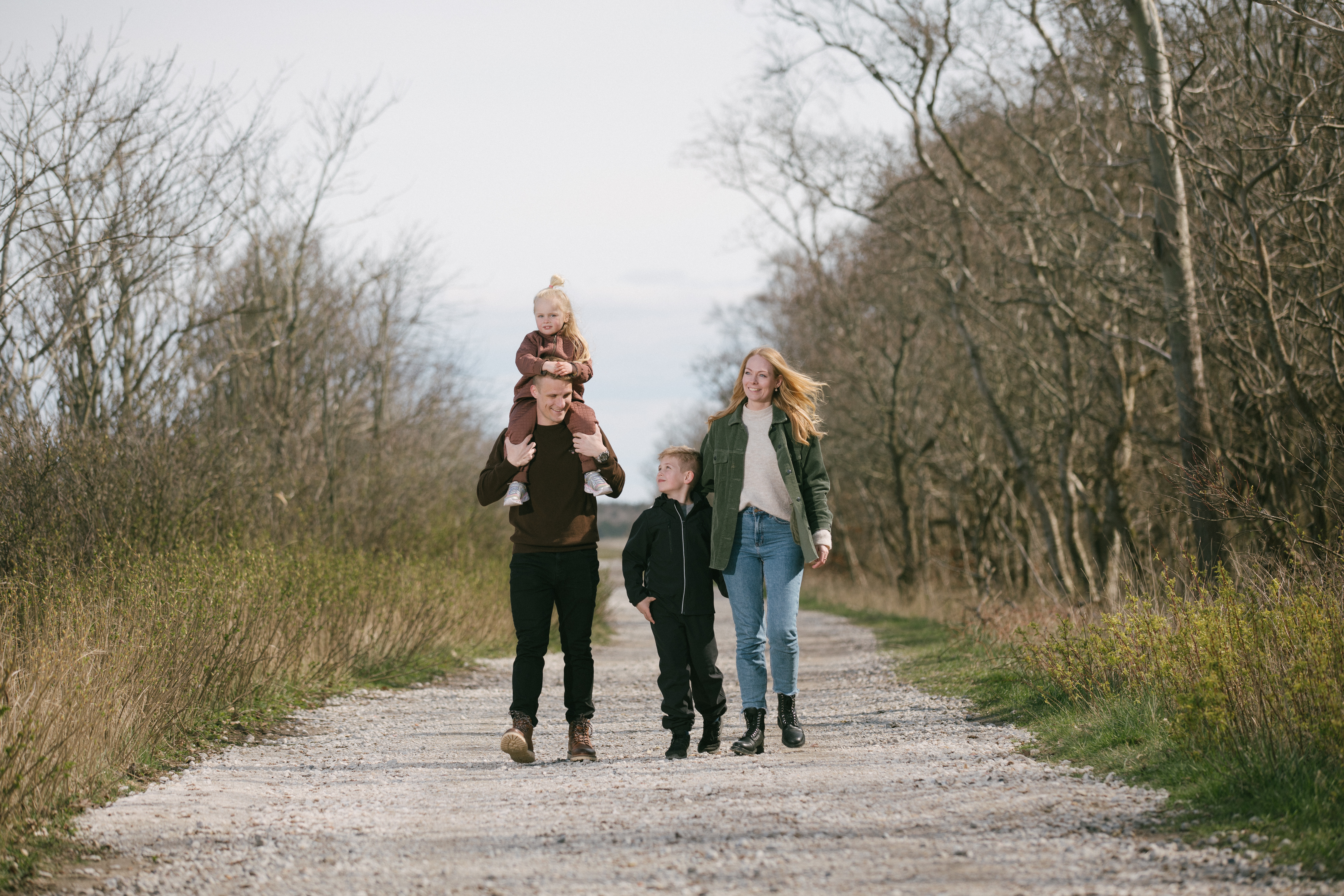 Familie går på en sti