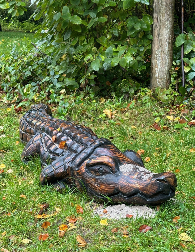 Træskulptur af krokodille